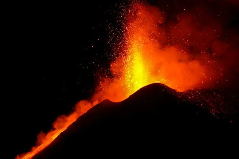 Извержение вулкана этна 2002. Этна лава. Извержение вулкана этна. Etna 023. Извержение вулкана этна 2021.