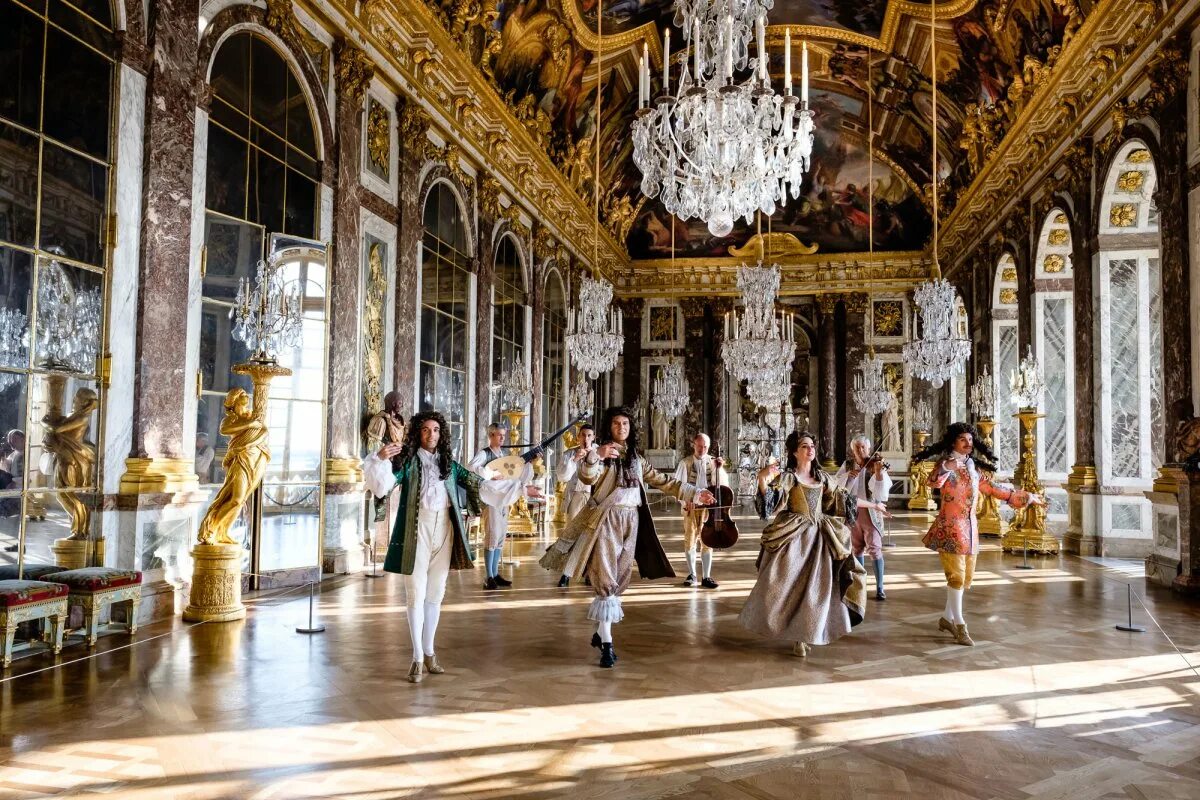 Versailles 400. Версаль зеркальная галерея Версальского дворца. Дворец Версаль Франция внутри.