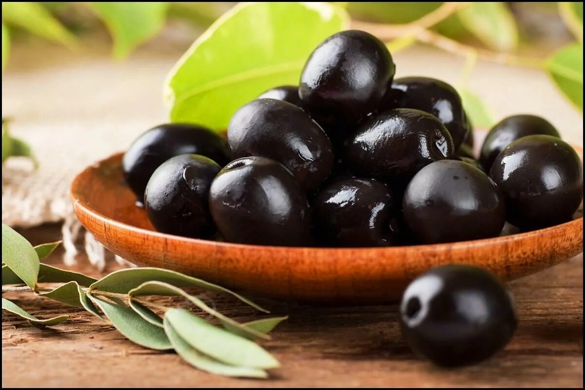 Польза косточек маслин. Оливки и маслины. Оливковые косточки маслины. Оливки черные. Оливки черного цвета.