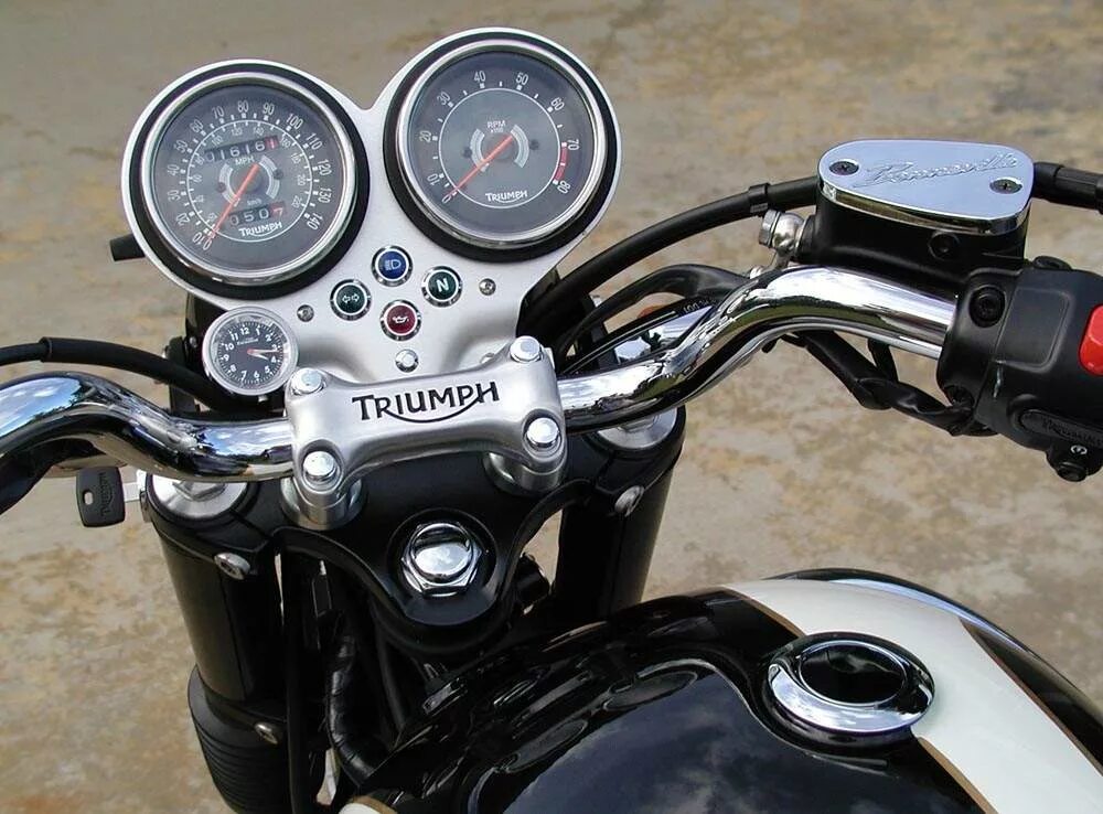 Мотоцикл racer triumph. Triumph Thruxton. Racer Triumph 400. Racer Triumph 150 "2012" года. Приборка Triumph Bonneville.