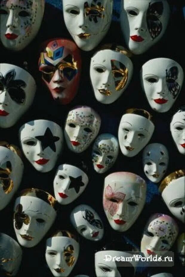 Играем роль маски. Много театральных масок. Человек с множеством масок. Человек с разными масками. Коллекция масок.