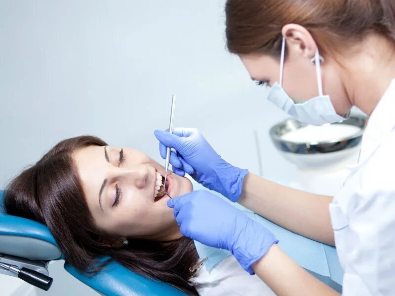 К какому врачу обращаться с губами. Заболеваемость полости рта. Осмотр стоматолога для определения состояния слизистой полости рта. Осмотр и полоскание полости рта.