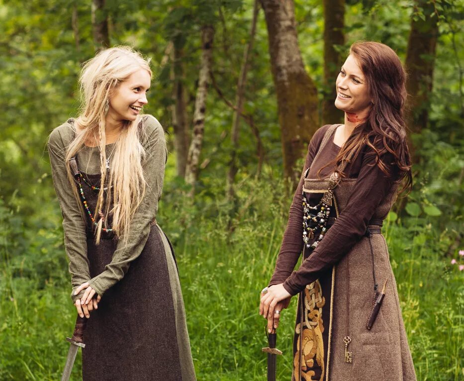 Скандинавские развратницы. Платье в стиле викингов. Плат ЬЕ стиие викингов. Одежда в стиле викингов. Женская одежда в стиле викингов.