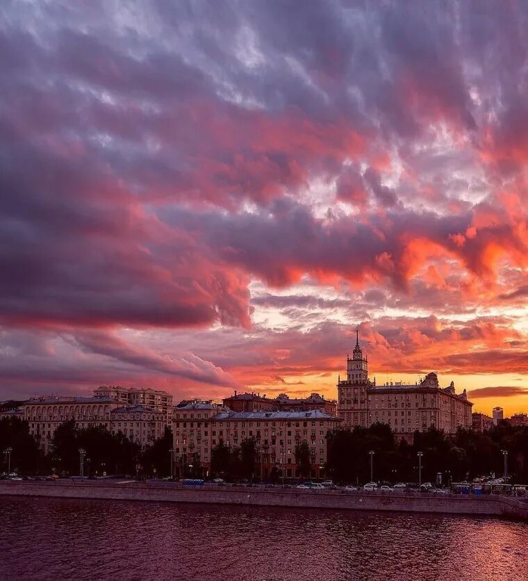 Красивый закат в россии. Закат в Москве. Закат в городе. Красивый закат. Рассвет в городе.