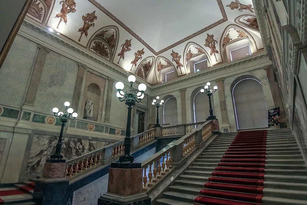 Какие музеи в питере работают 1 января. Музей русской водки санкт-петербург. Эрмитаж государственный музей санкт-петербург внутри. Музей российской академии художеств спб. Кунсткамера в санкт-петербурге петра 1.