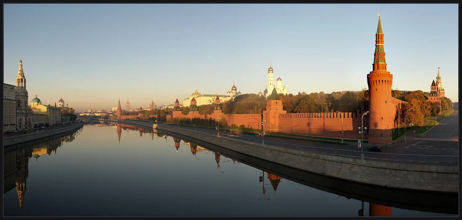 Утро кремля слушать. Москва Кремль Москва река. Кремль и река Москва панорама. Рассвет на Москве реке Мусоргский. Московский Кремль с реки.