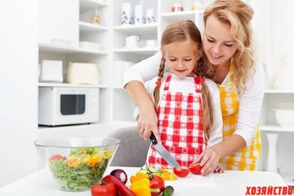 Дочки дают отцам на кухне после приготовления пищи