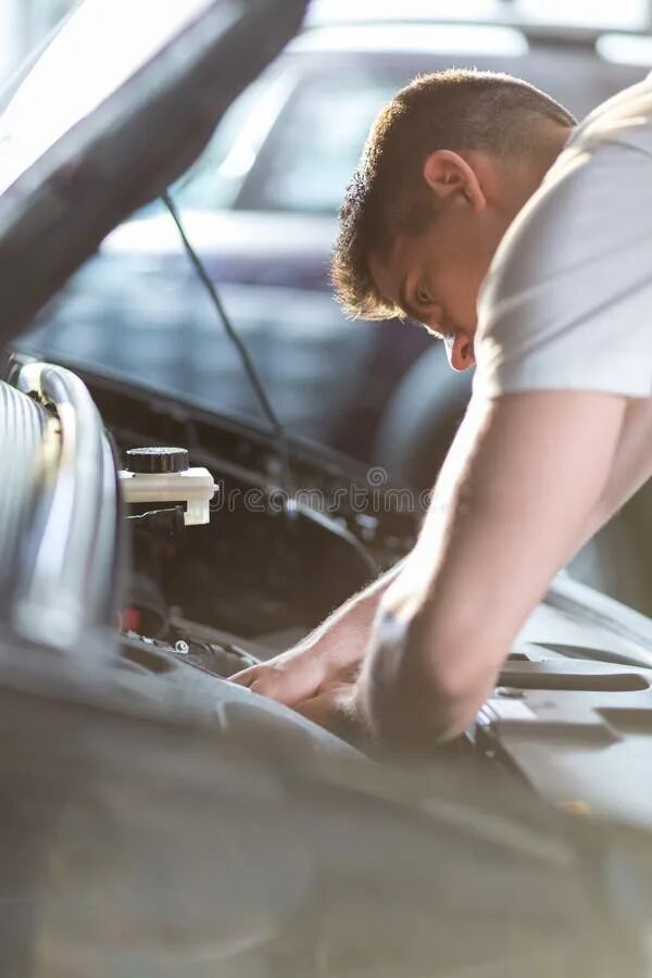 Парень починил девушке машину. Парень чинит машину. Мужчина чинит машину Эстетика. Мужчины ремонтируют автомашину. Девушка автомеханик.