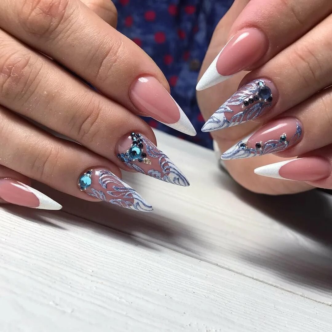 френч на длинные ногти стилет. белый френч на стилетах. френч на острые ногти 2024. френч на длинные острые ногти. наращивание ногтей белый френч миндаль.