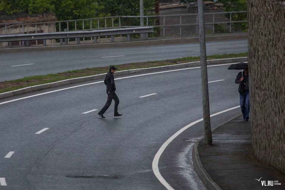 Перешел дорогу в неположенном месте штраф. Человек переходящий дорогу. пешеходы нарушители. пешеход в неположенном месте. переходит дорогу в неположенном месте.