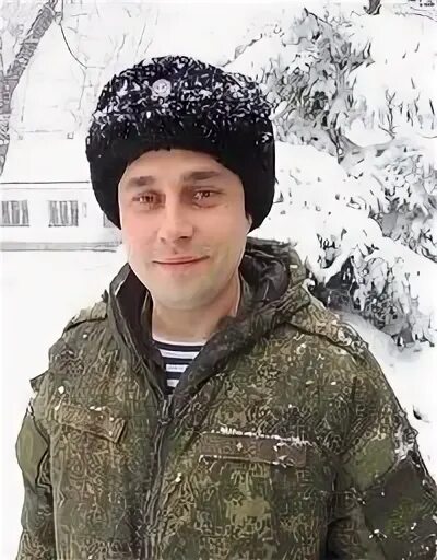 Волонтёрский отряд "Рука помощи" возложил цветы к мемориальной доске памяти Парш