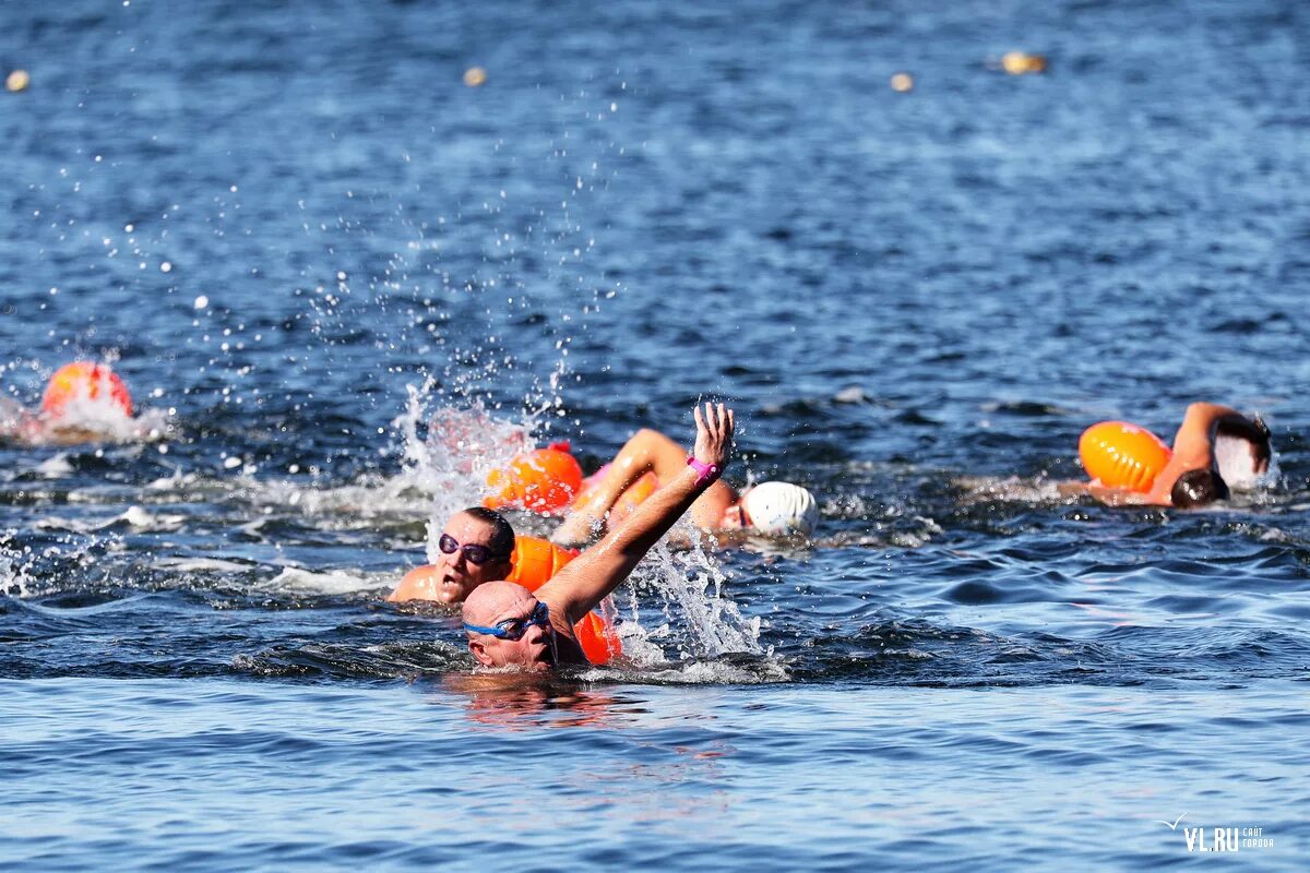 Сплав на резиновых женщинах. Безопасность на воде для детей. Lewis pugh. Заплыв в антарктиде. Где совершил заплыв пью.