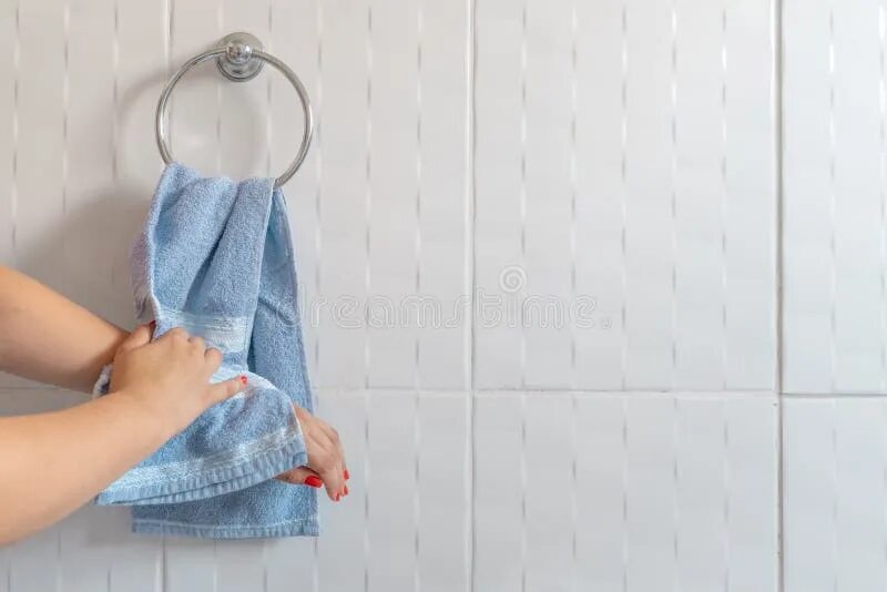 Чужим полотенцем. Девушка вытирает руки полотенцем. Вытирание рук полотенцем. Мальчик вытирает руки полотенцем. Полотенце для рук.