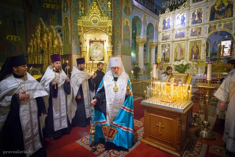 Храм оказывает помощь. Луковичная крыша. Церковь поклонение воронеж. Пожертвования в церкви. Храм оказывает помощь.