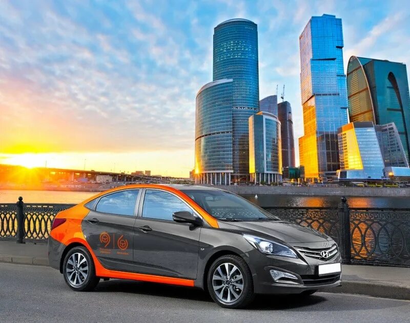 Прокат автомобилей отзывы. Hyundai Solaris Делимобиль. Хендай Солярис каршеринг. Московский каршеринг Делимобиль. Машины Делимобиль в Москве.