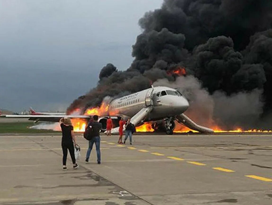 Крушение самолета в россии. Катастрофа SSJ 100 В Шереметьево. Авиакатастрофа Суперджет в Шереметьево. Катастрофа Суперджет 100 в Шереметьево. Пожар SSJ 100 В Шереметьево.