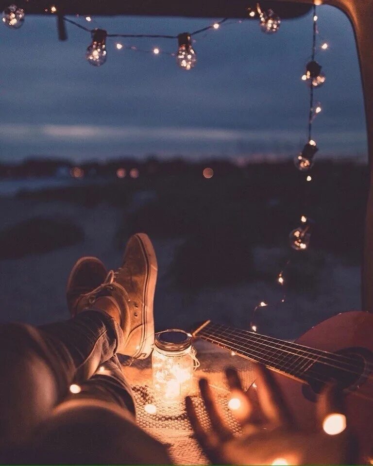 Звездный вечер никого нет только гитара. Уютный вечер с гитарой. Атмосферный вечер. Вечер Эстетика. Крыша вечером.