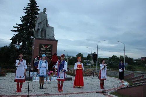 Погода п володарский. Посёлок Володарского Московская область. Поселок Володарского памятник. Поселок Володарского Пахра. Московская область Ленинский район пос Володарского памятник.