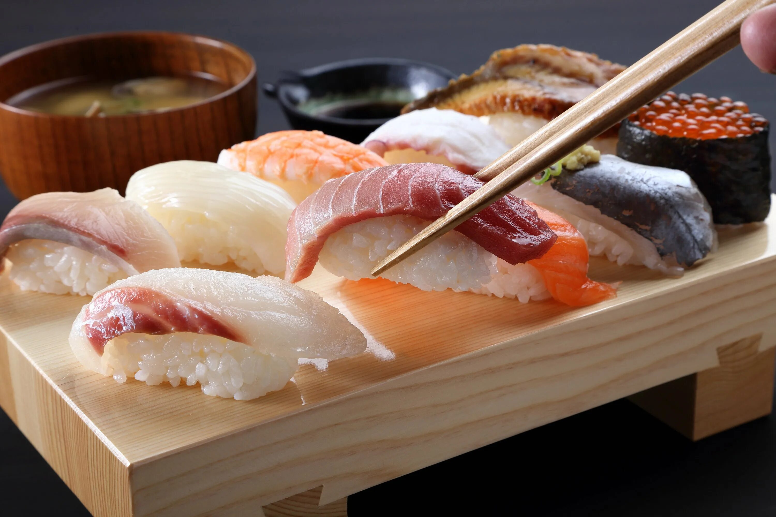 Суши быстрый японец. Nigiri suşi. нигири в японии. японские суши настоящие. настоящие роллы в японии.