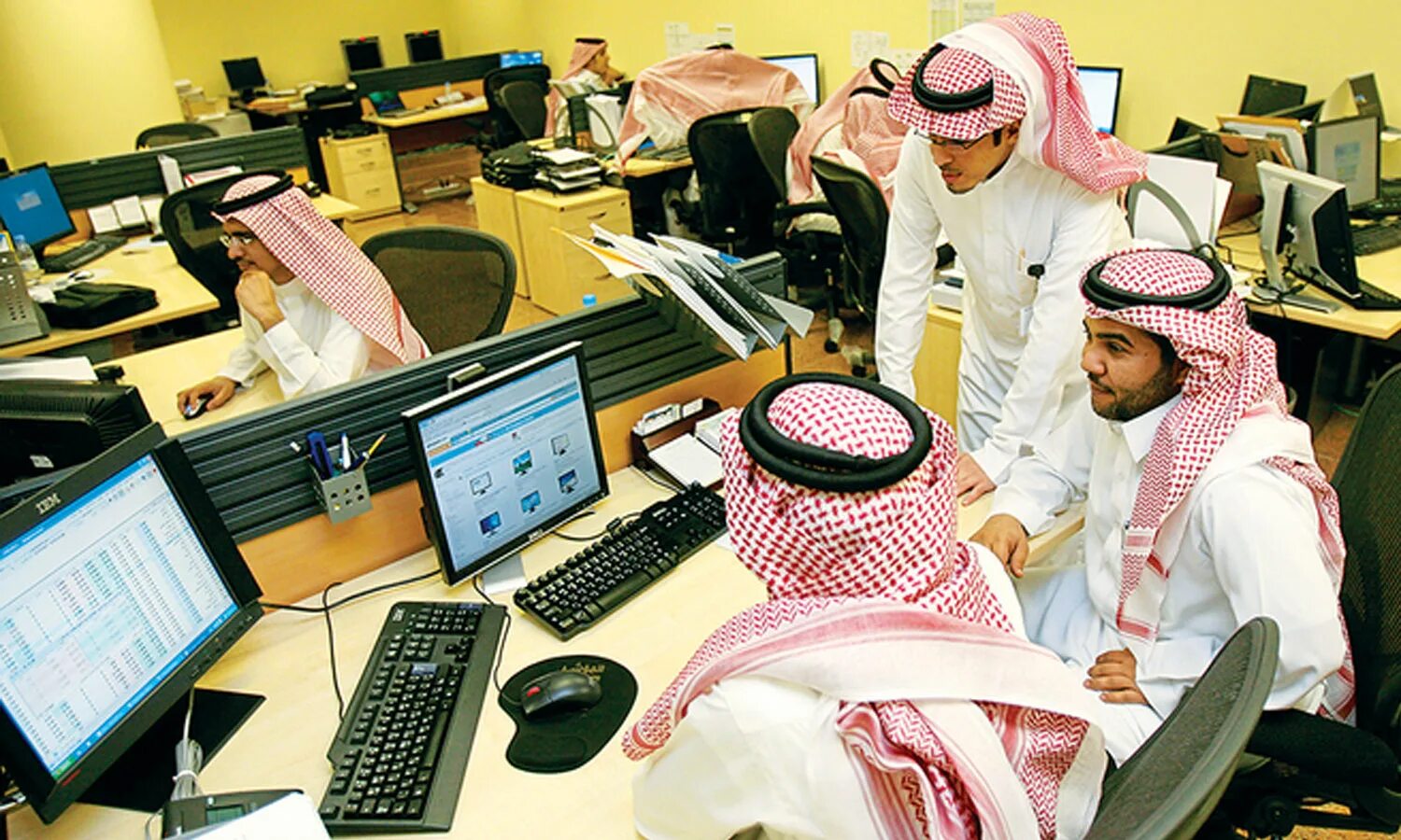 Работать в саудовской аравии. Араб в офисе. Араб в кабинете. Офис в Саудовской Аравии. Семинар в ОАЭ.