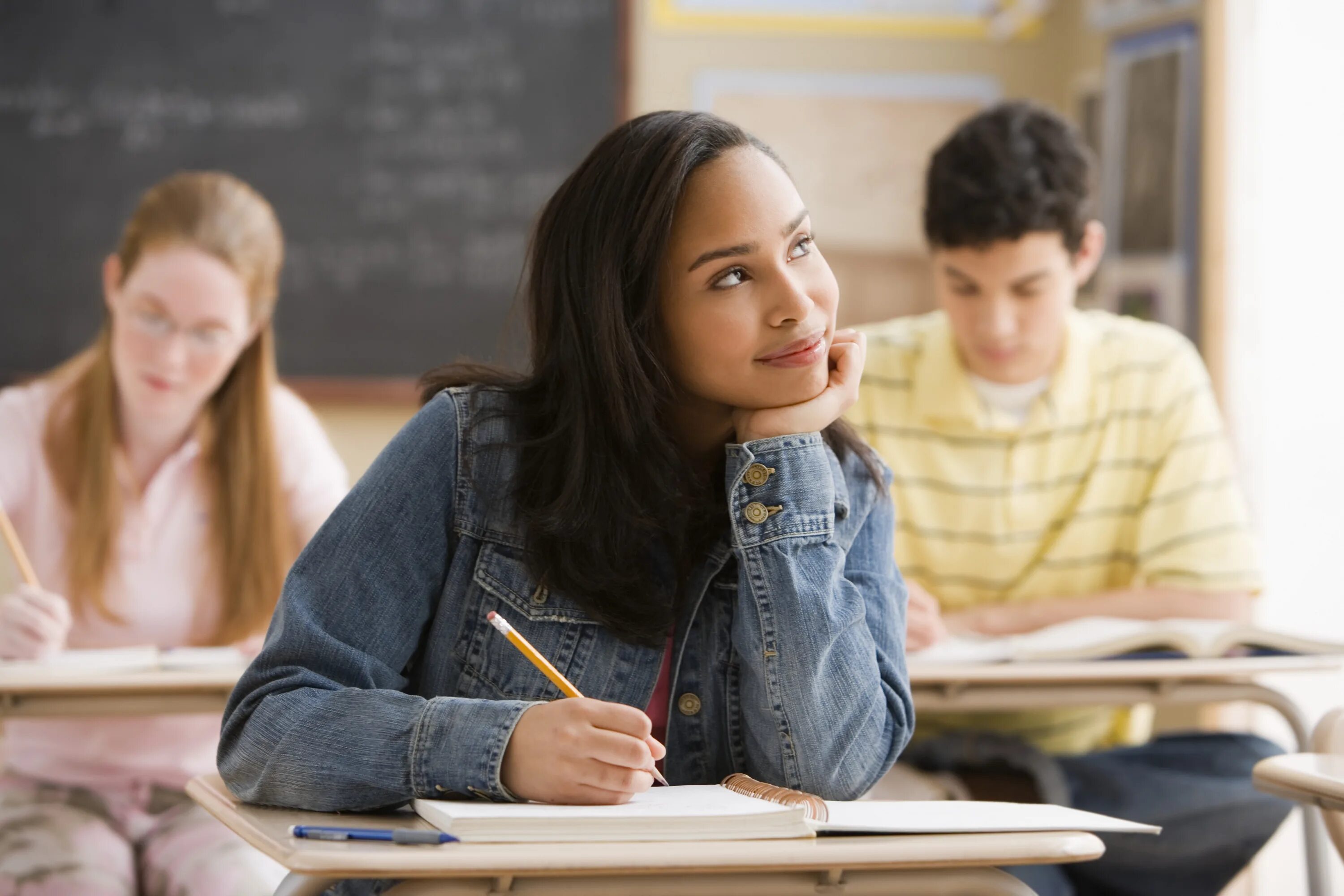 Student dream. Мечтательный студент. student rasmlar. girl in class.