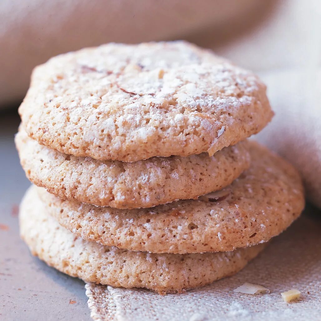 Миндальное печенье овсянки бейкери. Миндальное печенье кондитерская. Миндальное печенье опера. Печенье амаретти. Итальянское миндальное печенье мандорла.