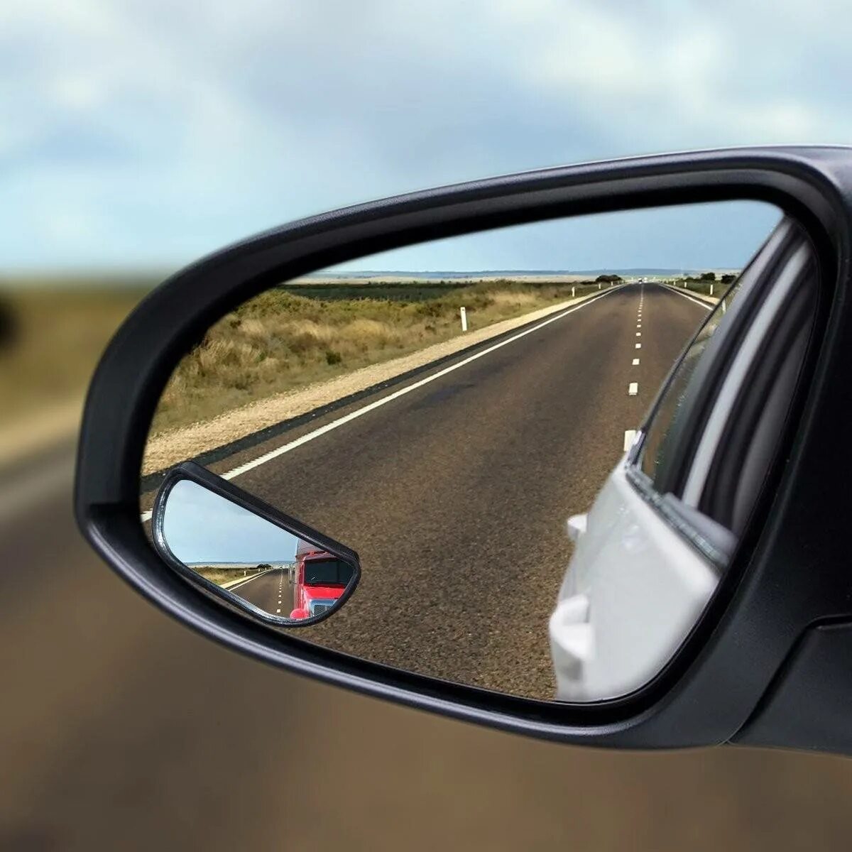 Водительское зеркало купить. Зеркало автомобиля. Зеркало в машине. Зеркало машины боковое. Вид в боковое зеркало машины.