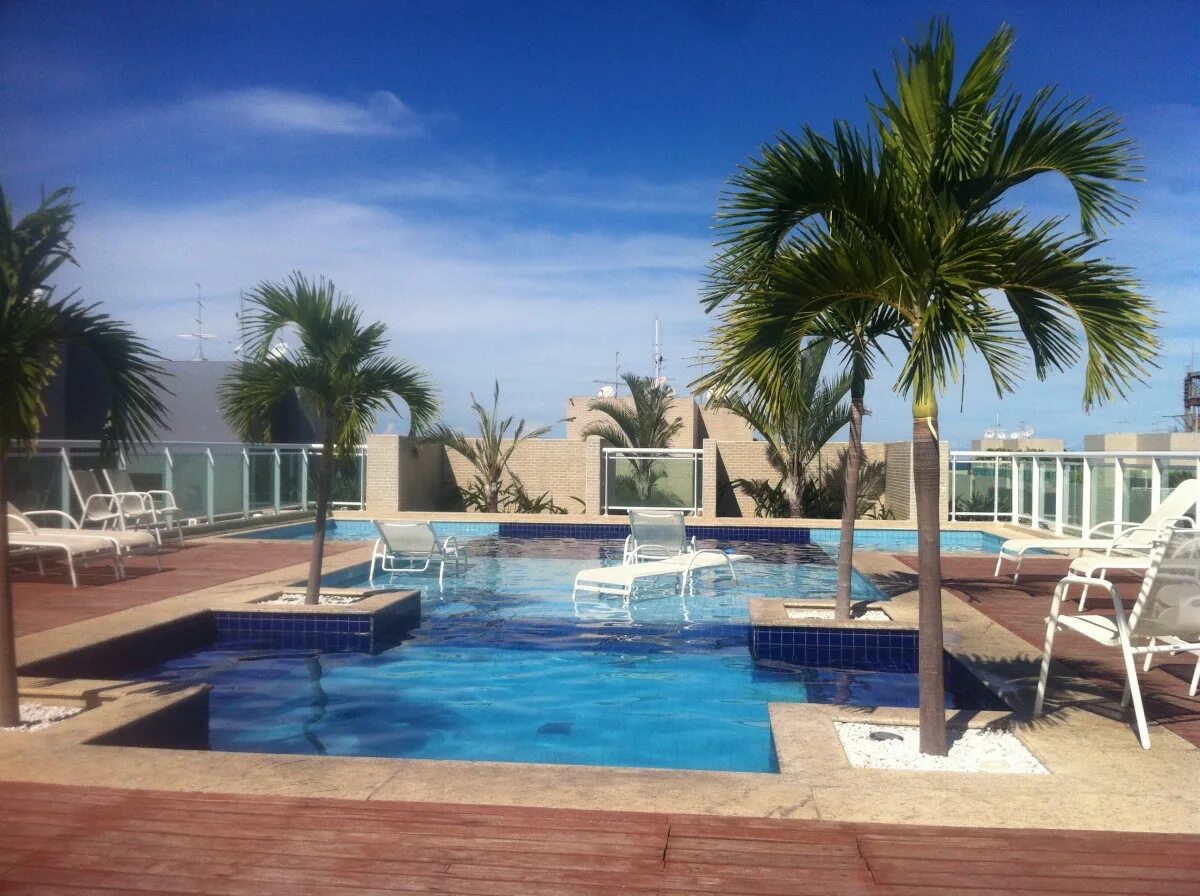 Coral palm. Отель с бассейном и пальмами. Бассейн с пальмами. Пальмы с бассейном. Панорама двор с пальмами и бассейном.