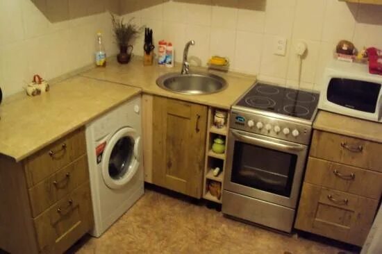 Плита в стиральной машине. Маленькие кухни со стиральной машиной. Кухня 2м2 стиральная машина холодильник газ плита. Стиральная машина на маленькой кухне. Газовая плита и стиральная машина.