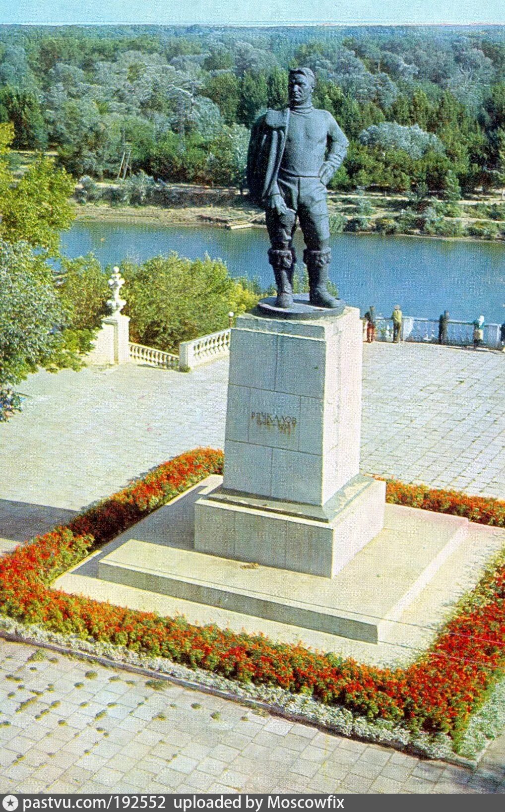 Чкалов памятник Оренбург. Памятник Валерию Чкалову в Оренбурге. Памятник Чкалову Оренбург на Советской. В каком году оренбург переименовали в чкалов