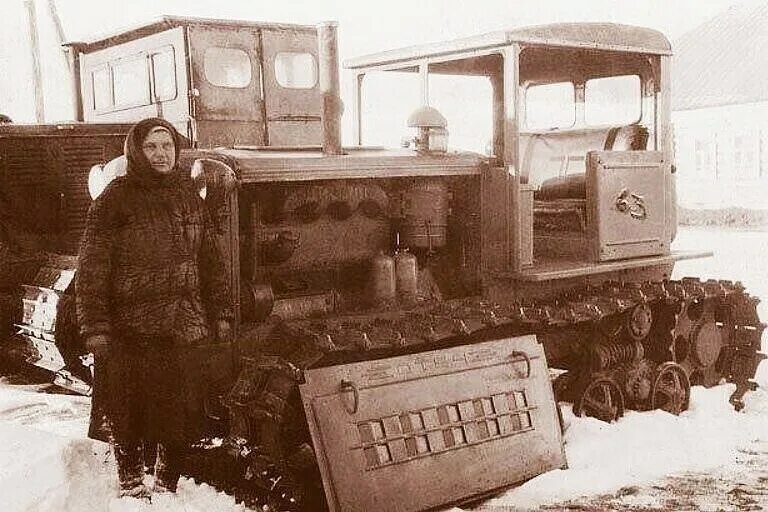 Создание первой в ссср женской тракторной. Женщины на тракторах во время войны. Женщины трактористы в годы войны. 1941 Трактористки. Женщины трактористки ЧТЗ.