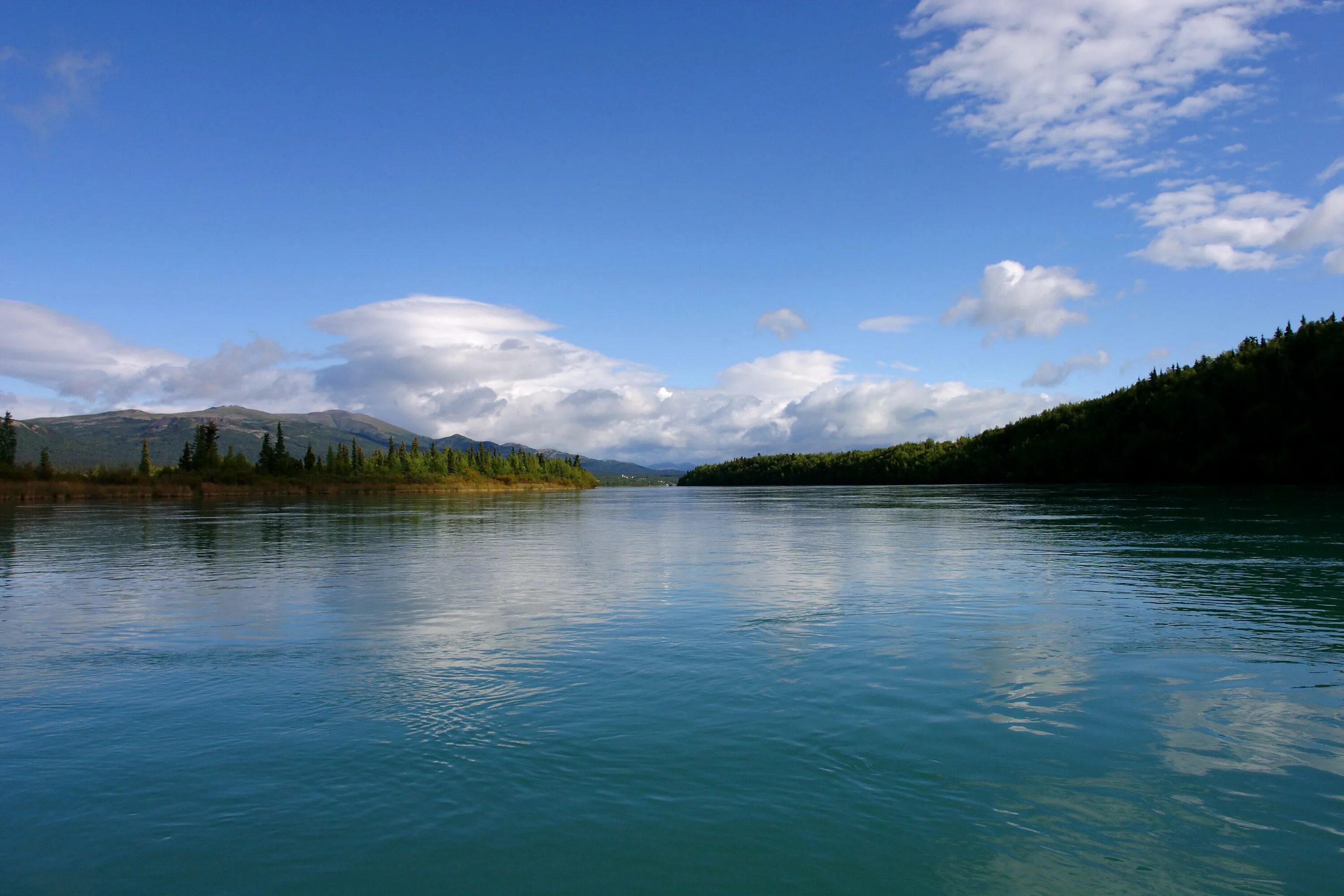 Вода река. Река вблизи. Чистая вода в реке. Фон вода река. Озеро время работы