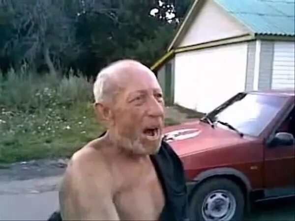 Дед материт. Широкую на широкую дед. Дед схватился за голову. Дед материт. Угрожающий человек.