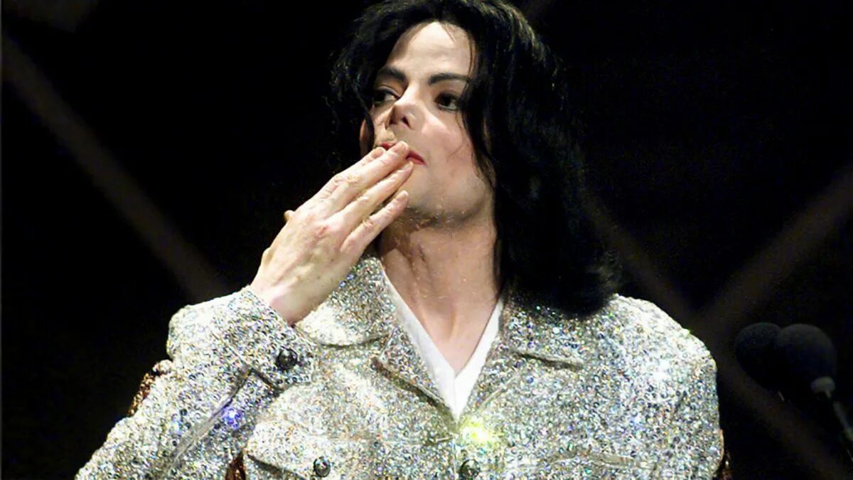 Сестра Майкла Джексона. Надгробие Майкла Джексона. Прощание с Майклом Джексоном фото.