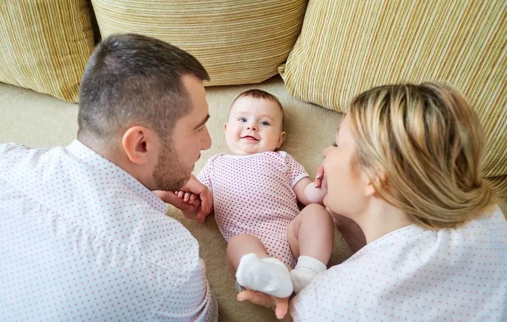 Родители с маленьким ребенком. Дети обнимают папу и улыбаются. Русские родители с младенцем. Папа улыбается. Голос мамы голос отца