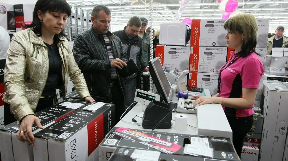Открыть магазин техники. Покупатель в магазине электроники. Продавец бытовой техники. Магазин компьютеров. Люди в магазине электроники.