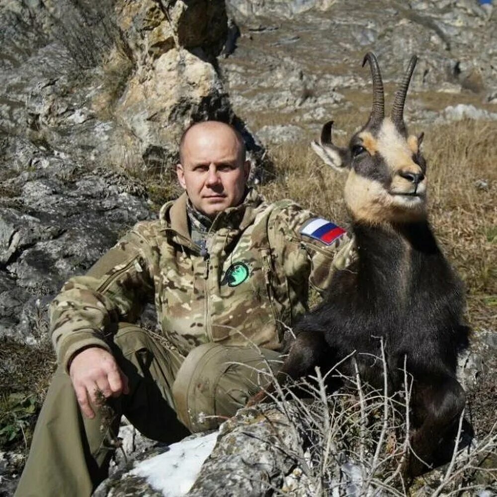 Эдуард бендерский охотник. Охота слушать. Охотник с ружьем. Охотник. Охота летом.