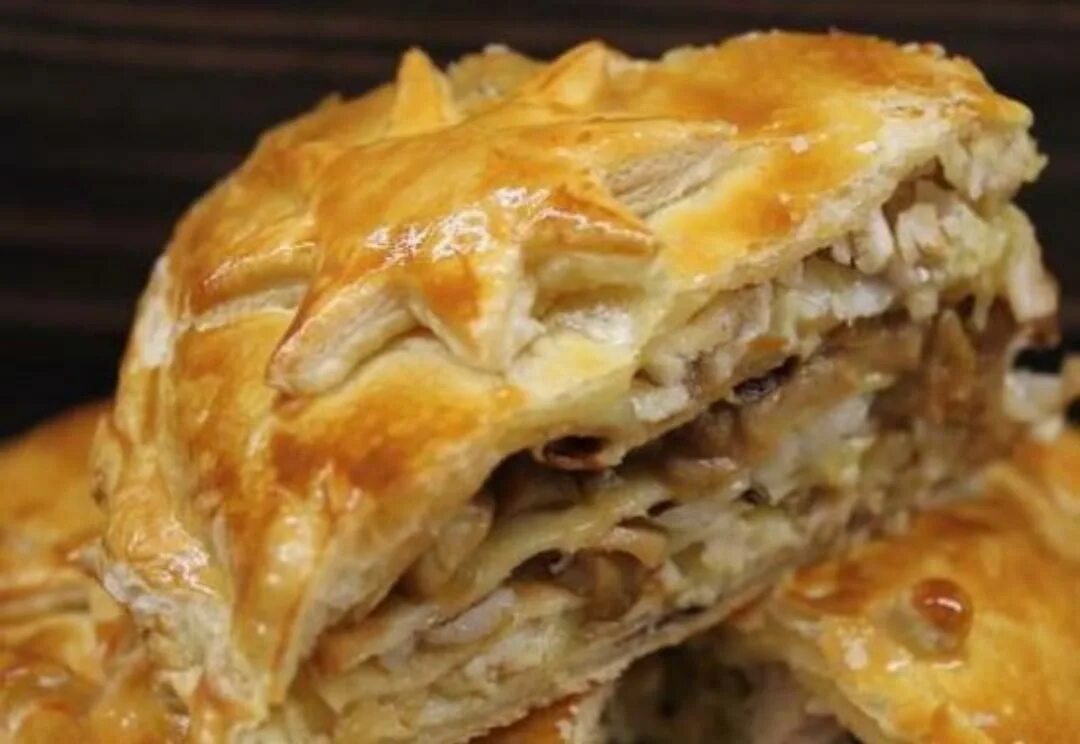 Как готовится курник. Блинный курник. курник с блинами классический. пирог курник. блинный курник с курицей и грибами.