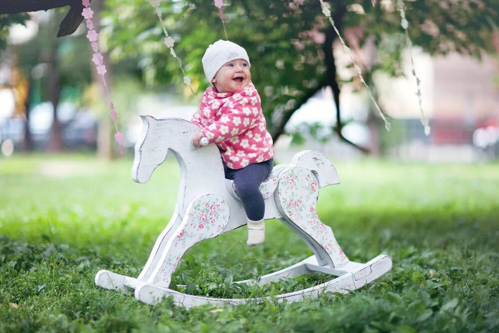Деревянная лошадка. Ребенок на деревянной лошадке. Фотосессия с лошадкой качалкой. Лошадка-качалка для детей.