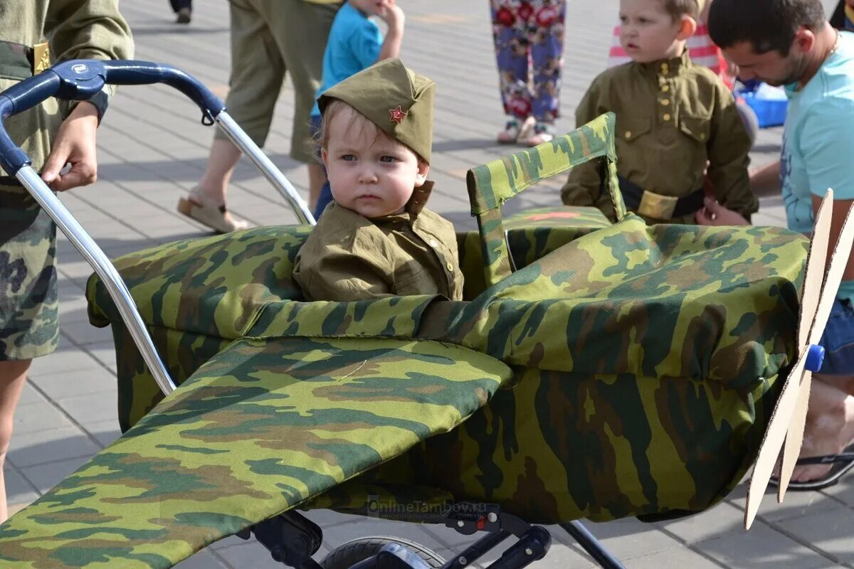 Дети в военной форме. Малыш в военной форме. Дети в военной форме на 9 мая. Младенец в военной форме. Игра военные в детском саду