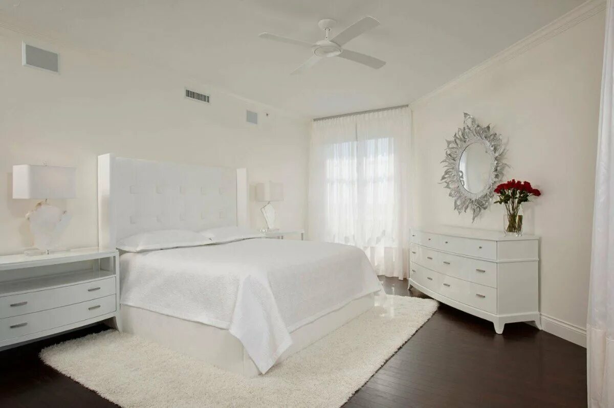 Какая комната светлая. Белая спальня. Спальня с белой мебелью. Спальня с бедой мебель. Белый цвет в интерьере.
