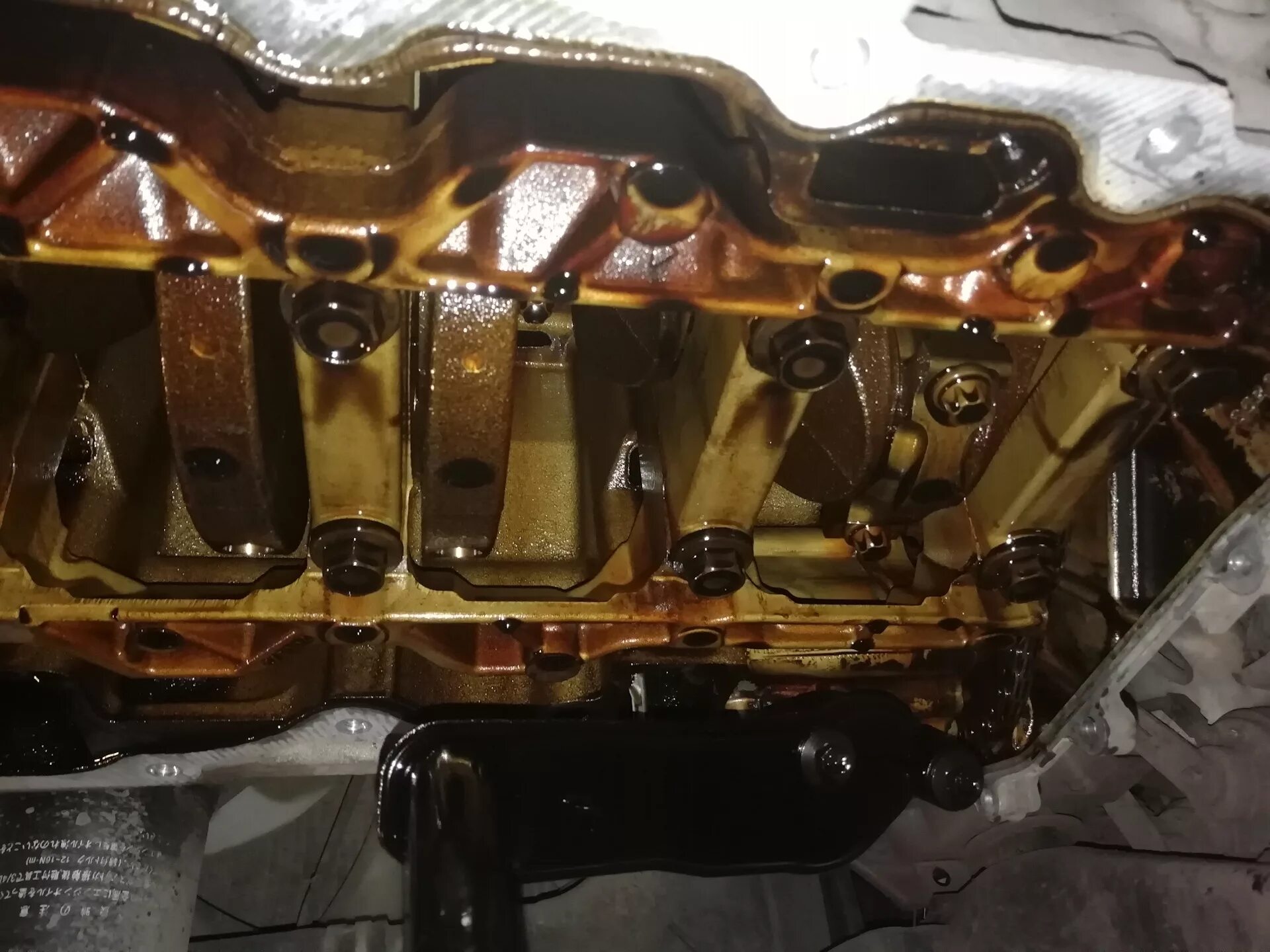 Поддон мазда 6. Mazda 6 GH 1.8 поддон двигателя. Мазда 6 снятие поддона. Поддон картера Мазда 6 GH. Поддон двигателя Мазда 3 1.6 вид снизу.