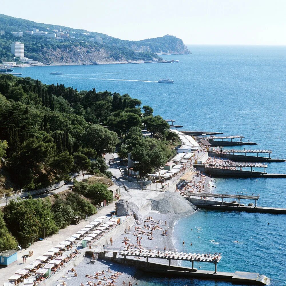 Где в крыму советское. Советские санатории в Ялте. Курорт Ялта 1966г. Буревестник Крым Ялта. Крым Ялта 1985.