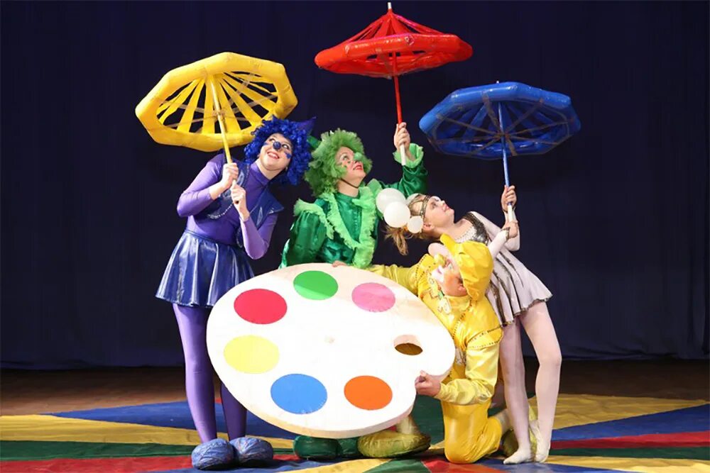 Надувное шоу Питиновых. Цирк Питиновых. Надувное шоу волшебные краски. Реквизит в театре.
