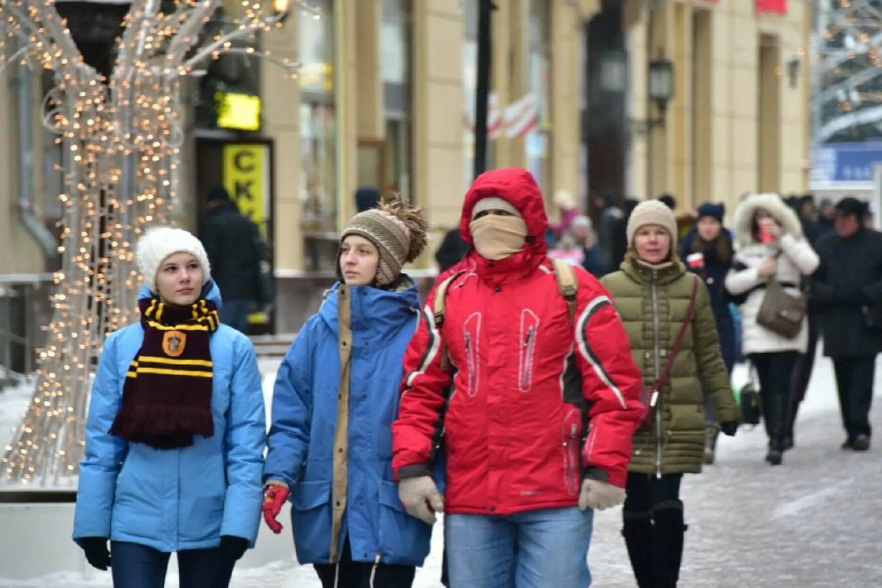 В чем сейчас ходят люди. Люди зимой на улице. Люди на улицах Москвы. Люди в городе зимой. Люди на улице Москва зима.