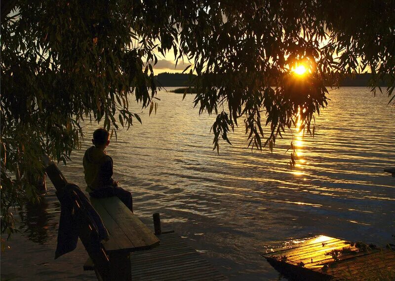 Человек на берегу реки. Вечерз на берегк у реки. Вечер на берегу озера. Вечер на реке.