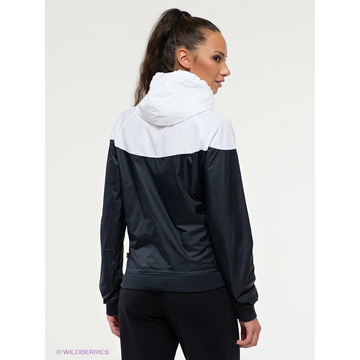 Ветровка женская найк 2022. Ветровки черно белые. Nike windrunner ветровка женская. Ветровки черно белые. Nike swoosh ветровка мужская черно белая.