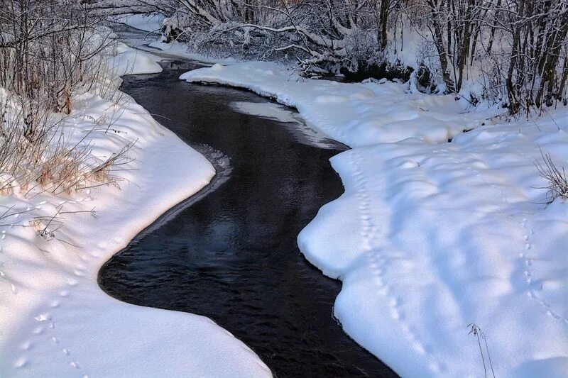 Бегут ручьи. Ручеек кольский полуостров. Ручей гоновский. Таяние снега на склонах. По овражкам бегут ручьи к реке.