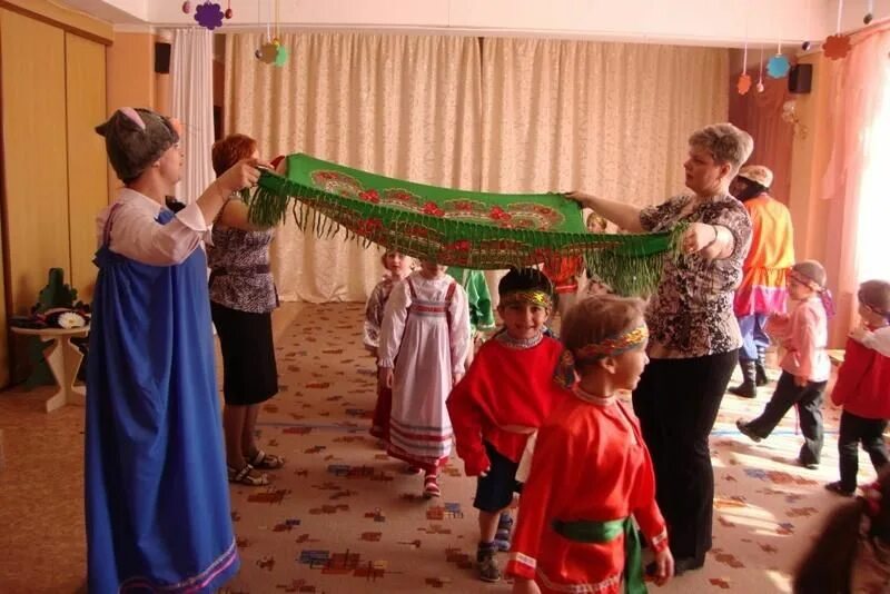 Праздник народных игр и забав. Русско народный праздник в ДОУ. Фольклорные праздники в детском саду. Детские народные игры.