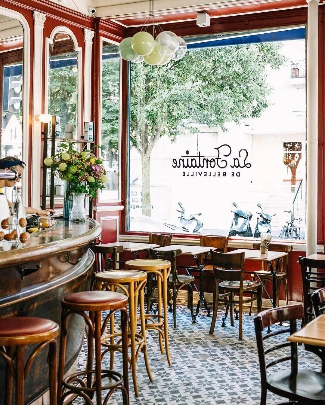 The nappe bistro. Бистро в Париже. Кафе бистро в Париже. Стиль Париж бистро кафе. Париж Бразери кафе.